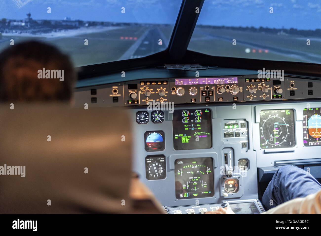 Piloten im Cockpit eines Flugzeugs während eines Fluges Stockfoto