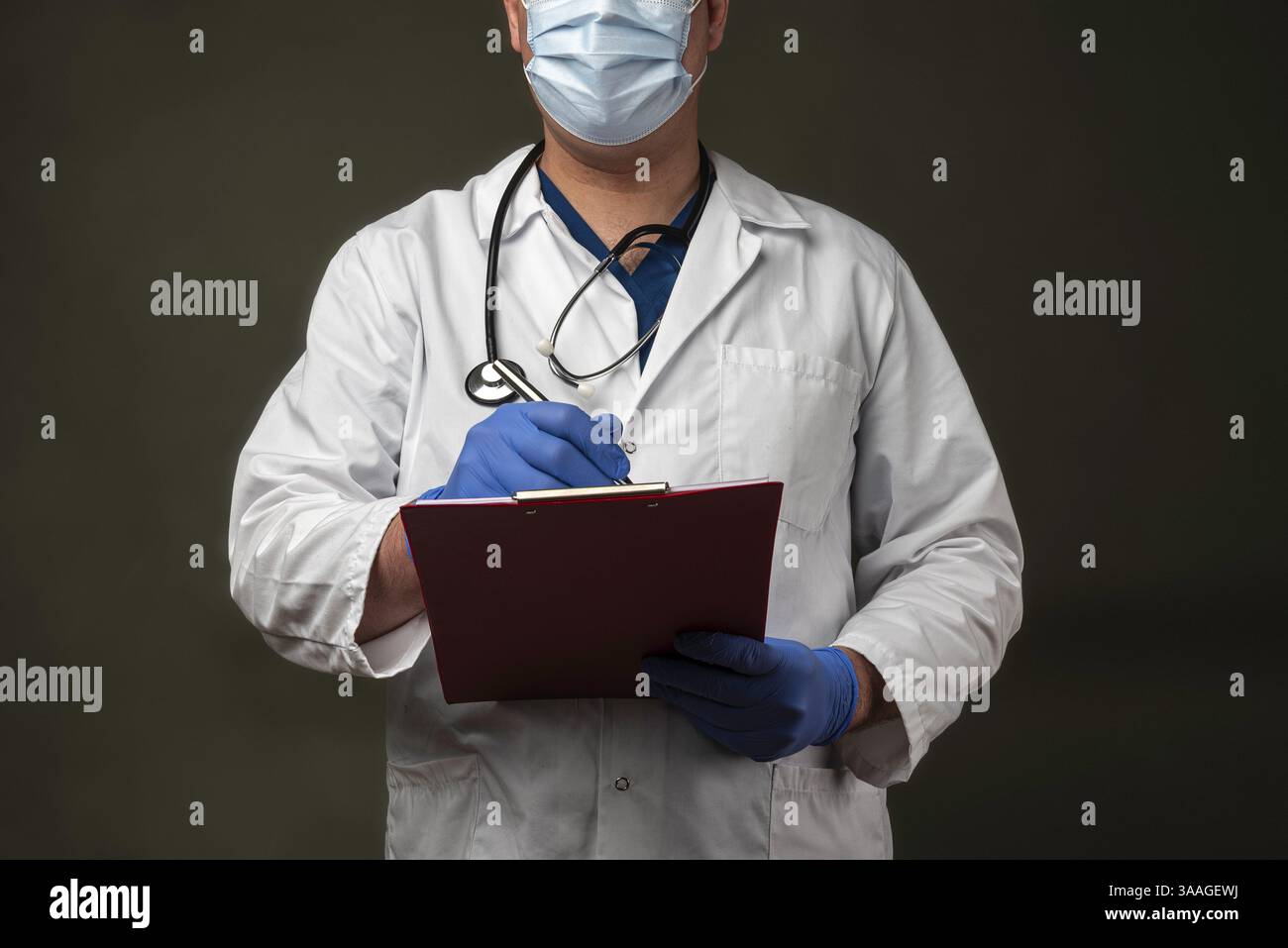 Arzt mit Arztmantel und Stethoskop im Krankenhaus Stockfoto