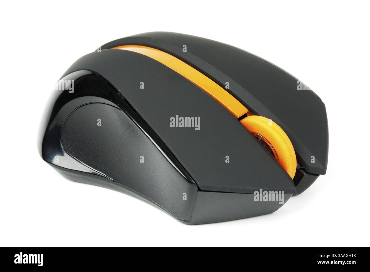Schwarze Computermaus mit orangefarbenem Bildlauf auf weißem Hintergrund Stockfoto