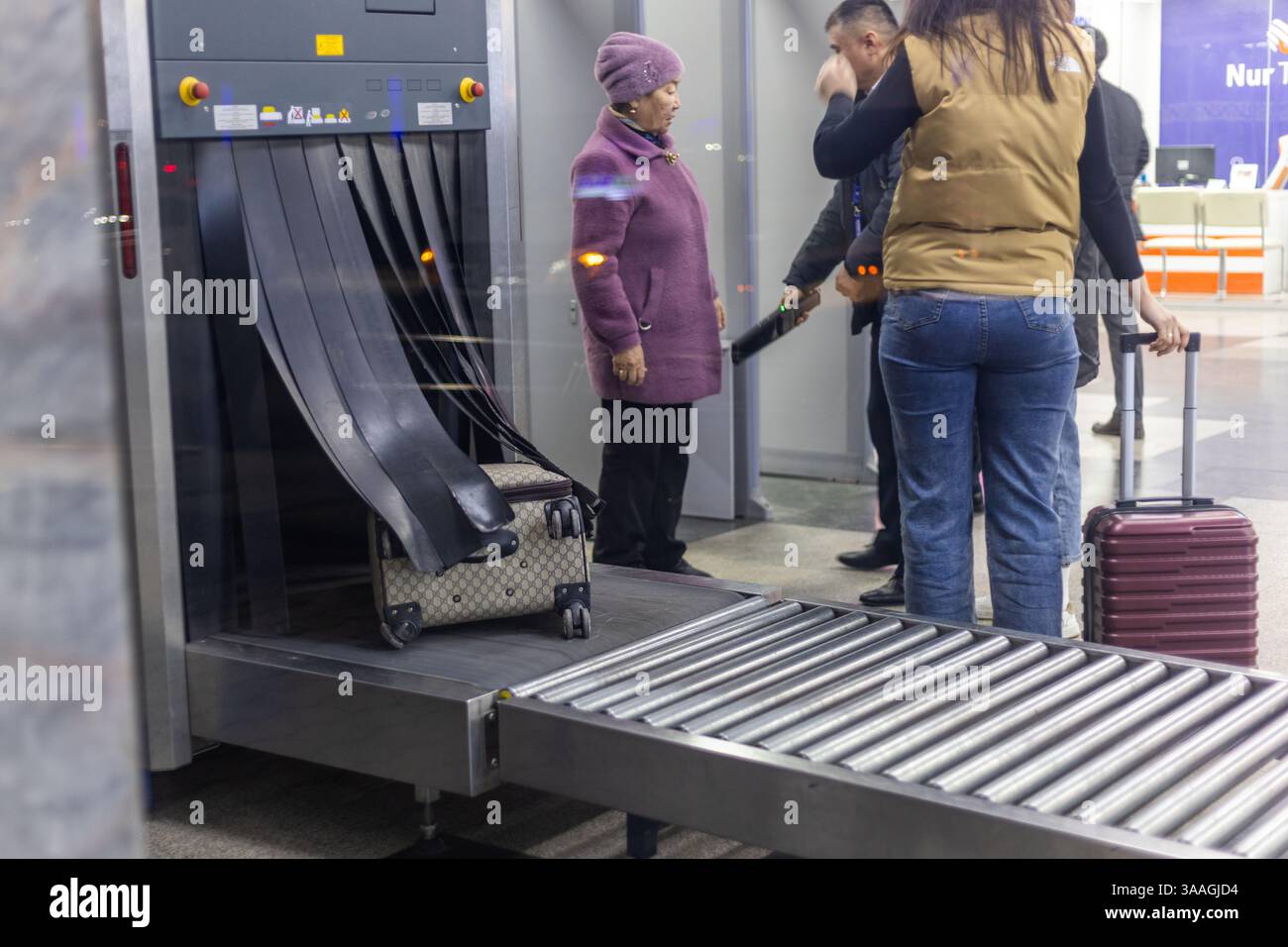 Sicherheitsüberprüfung am Flughafen Manas in Kirgisistan Stockfoto