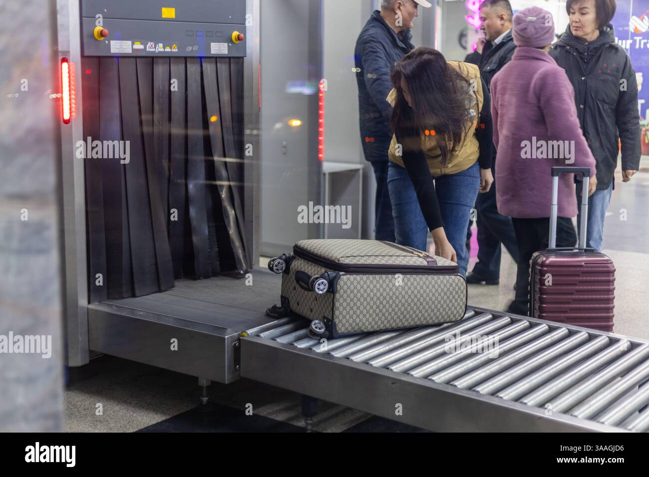 Sicherheitsüberprüfung am Flughafen Manas in Kirgisistan Stockfoto