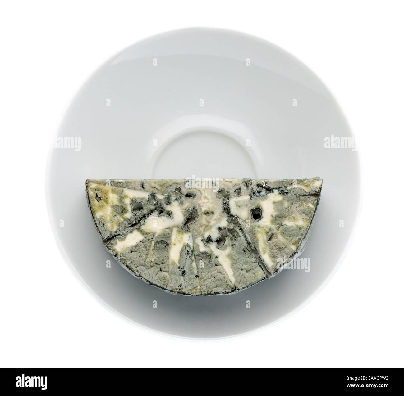 Käse mit schwarzer Schimmel auf dem Teller. Isoliert auf weißem Hintergrund. Blick von oben Stockfoto