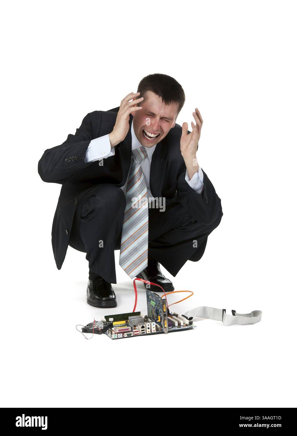 Geschäftsmann weint über den kaputten Computer auf weißem Hintergrund Stockfoto
