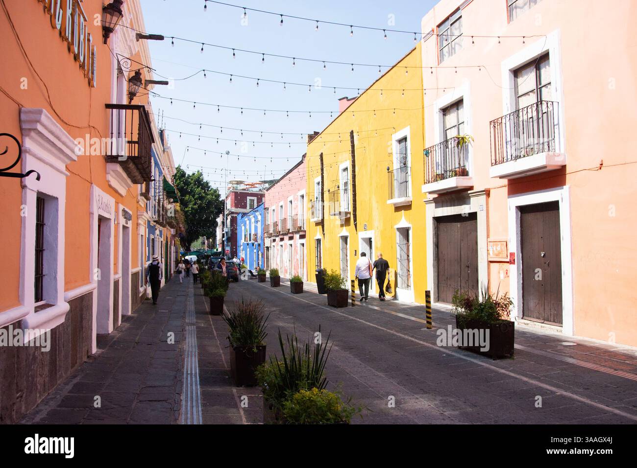 Puebla, Mexiko, 1. Januar 2025: Farbige Straßen und Kolonialgebäude der Stadt und der mexikanischen Hauptstadt Puebla. Stockfoto