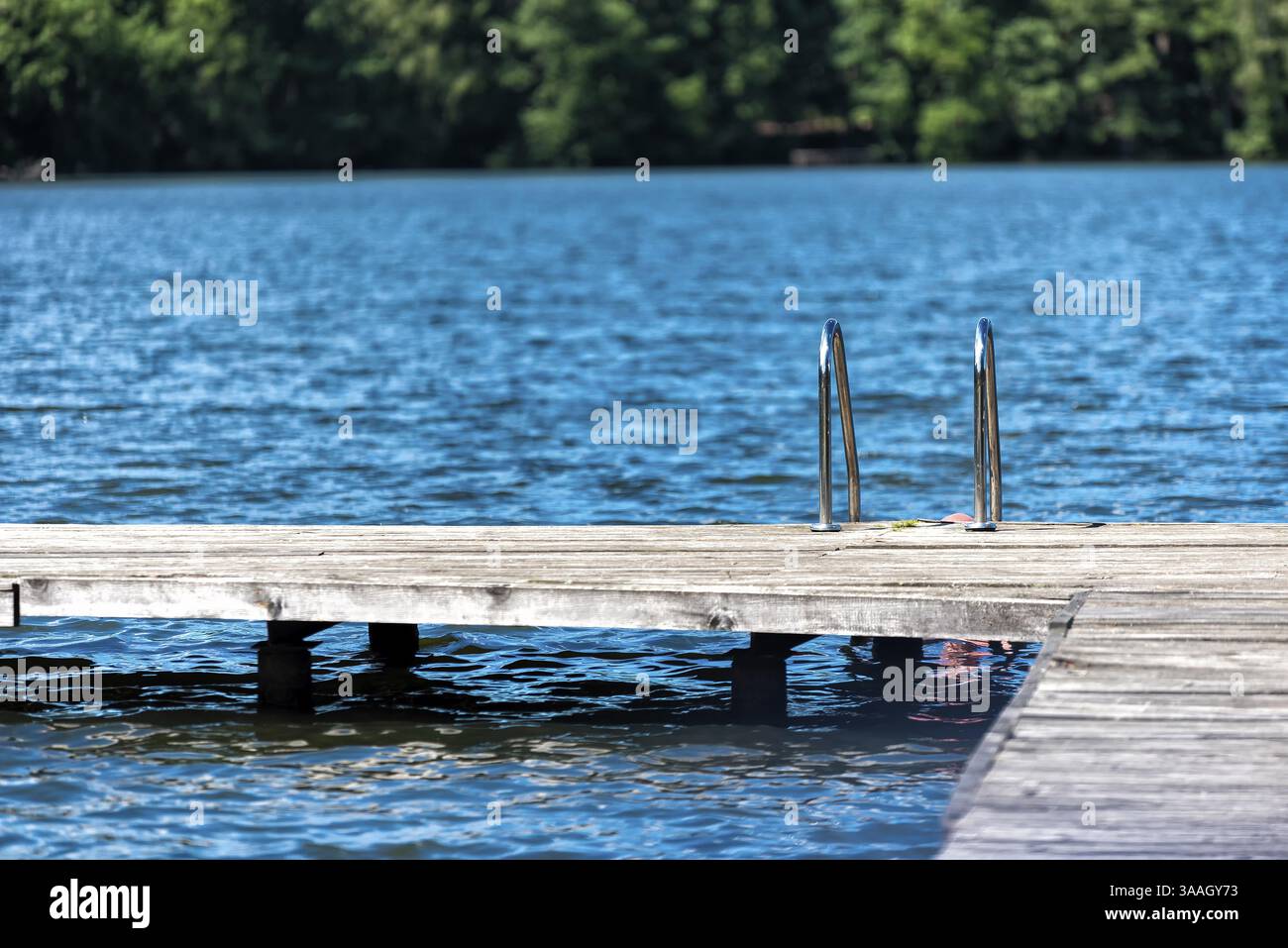 See mit Badeplattform im Sommer in Europa Stockfoto