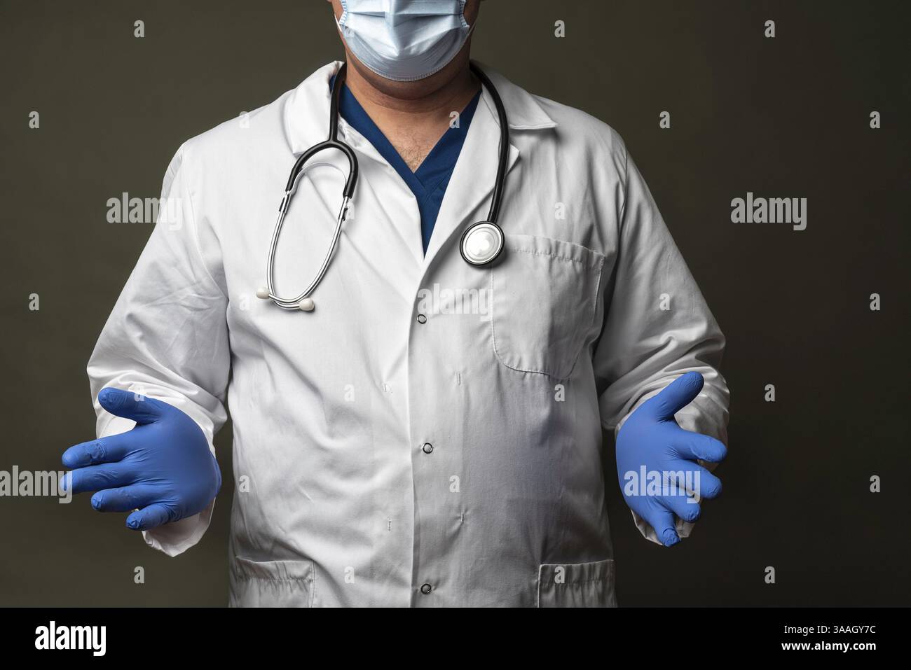 Arzt mit Arztmantel und Stethoskop im Krankenhaus Stockfoto