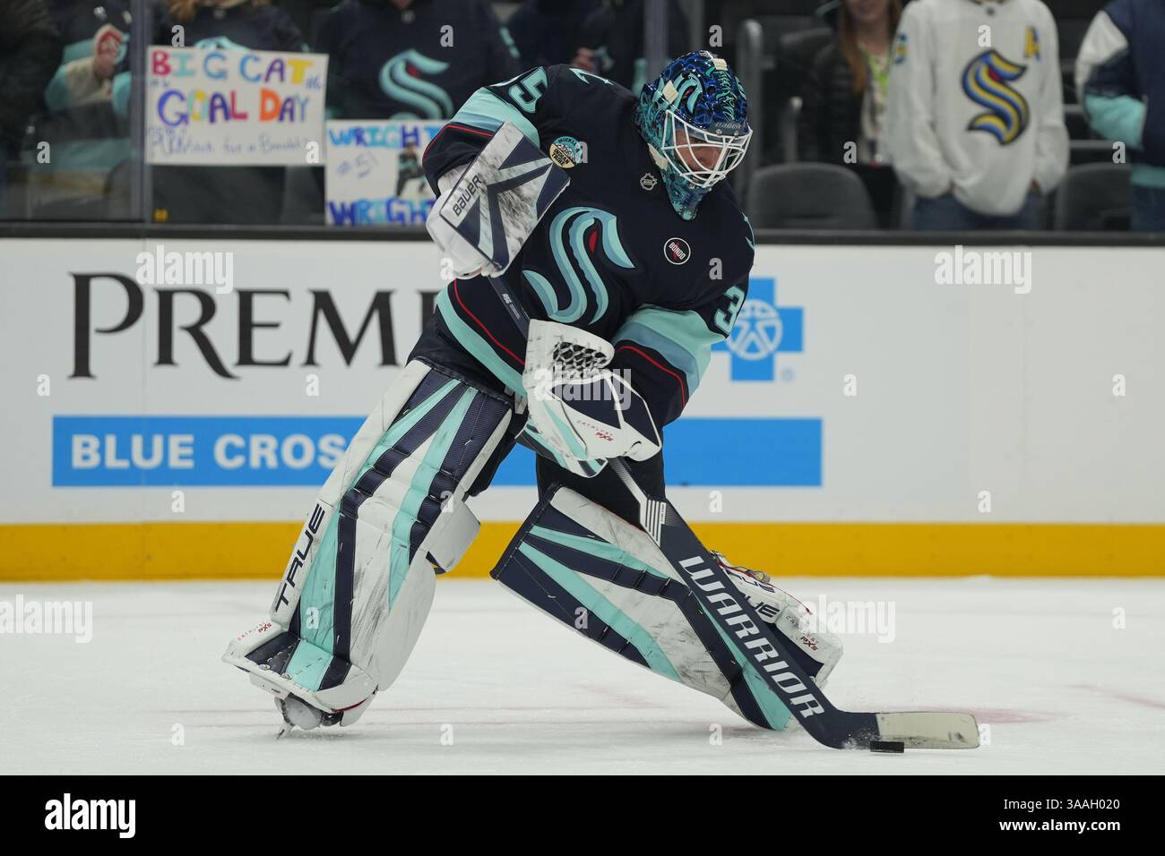 Seattle, Washington, USA. 31. März 2025. Der Torwart Joey Daccord (35) von Seattle Kraken trifft am 31. März 2025 in der Climate Pledge Arena in Seattle, Washington, ein Tor vor einem NHL-Spiel gegen die Dallas Stars. (Foto Nate Koppelman/Alamy Live News) Stockfoto
