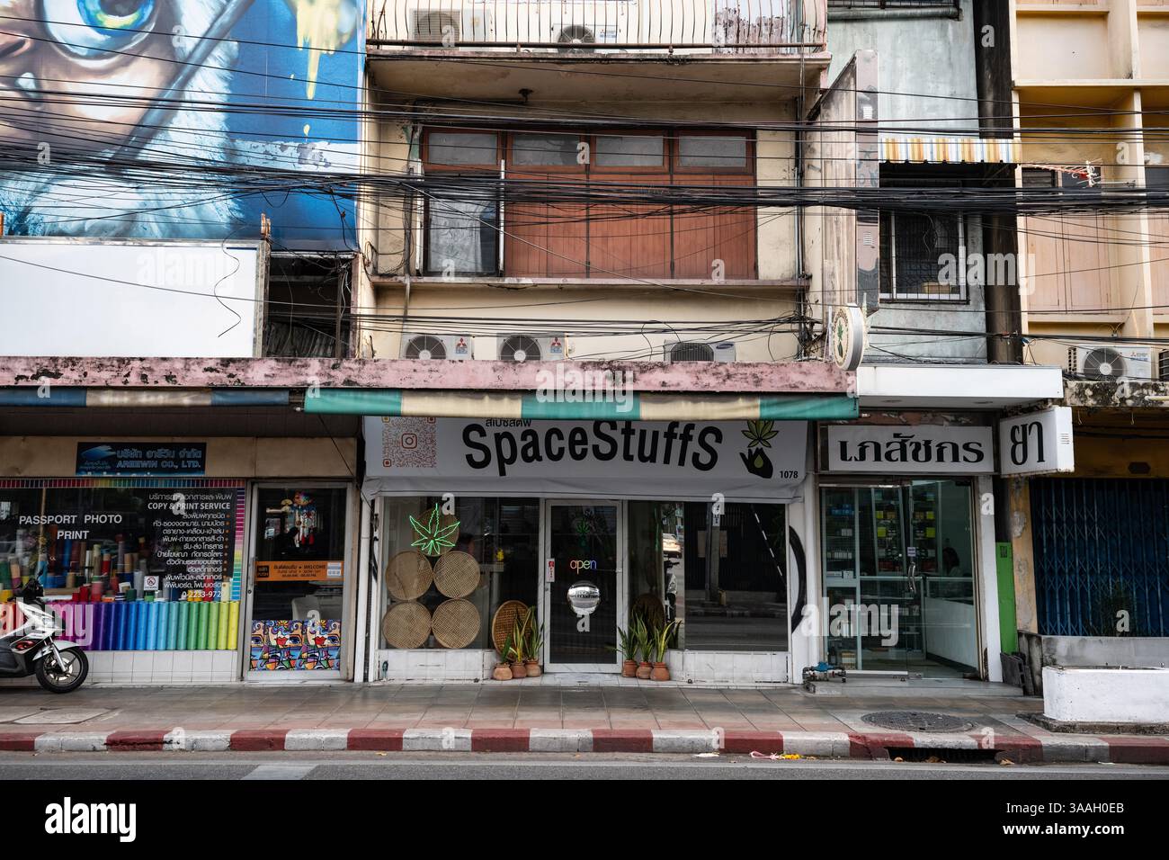 Spacestuffs ist ein legaler Cannabisladen im Zentrum von Bangkok. In Thailand wird Cannabis, bekannt unter dem Namen Ganja, derzeit entkriminalisiert. Allerdings sind Cannabisextrakte und -Produkte offiziell auf 0,2 % THC-Gehalt begrenzt. Der Kauf ist nur in lizenzierten Ausgabestellen zulässig. Während die Freizeitnutzung erlaubt ist, bleibt der öffentliche Konsum verboten. Neon-Unkrautschilder sind in Bangkoks belebten Touristengebieten allgegenwärtig geworden, und an jeder Ecke stehen Apotheken. Dennoch gibt es Gerüchte, dass eine konservativere Regierung die rechtliche Entscheidung rückgängig machen könnte. Stockfoto