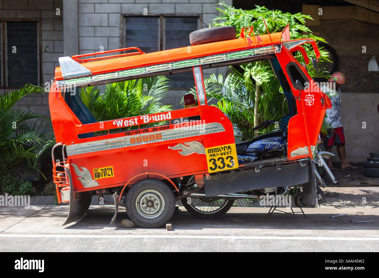 Beliebte Pendlerfahrzeuge, die lokal Motorela genannt werden, auf der Straße auf Camiguin Island auf den Philippinen, die von Einheimischen für alltägliche Reisen genutzt werden Stockfoto