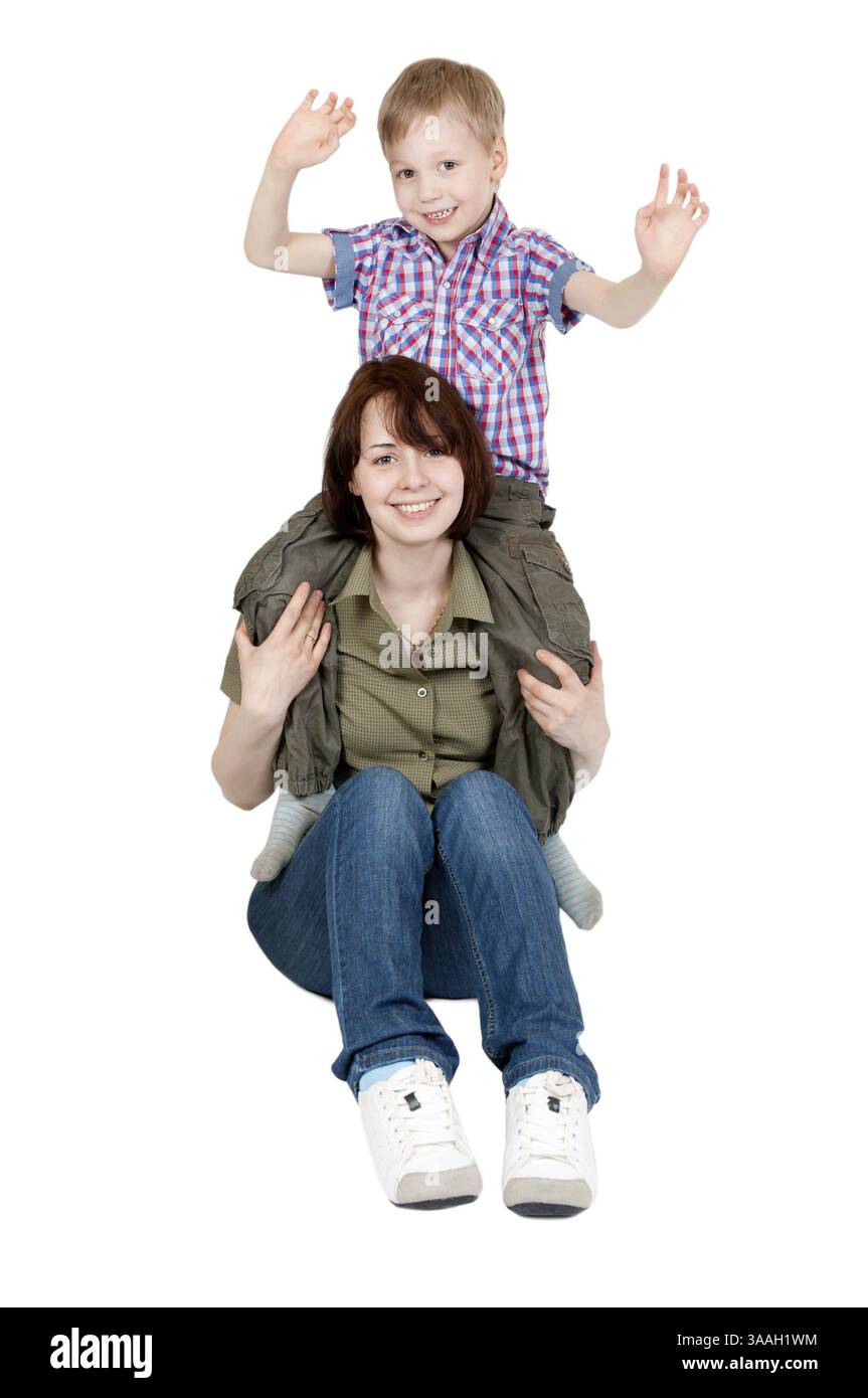 Mom und ihr kleiner Sohn spielen auf weißem Hintergrund Stockfoto