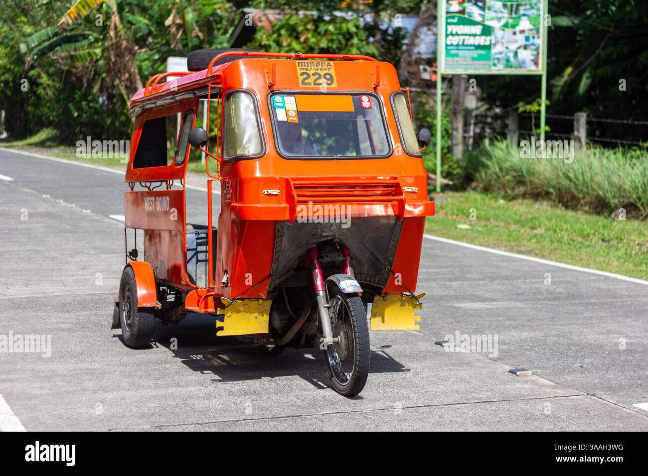 Beliebte Pendlerfahrzeuge, die lokal Motorela genannt werden, auf der Straße auf Camiguin Island auf den Philippinen, die von Einheimischen für alltägliche Reisen genutzt werden Stockfoto