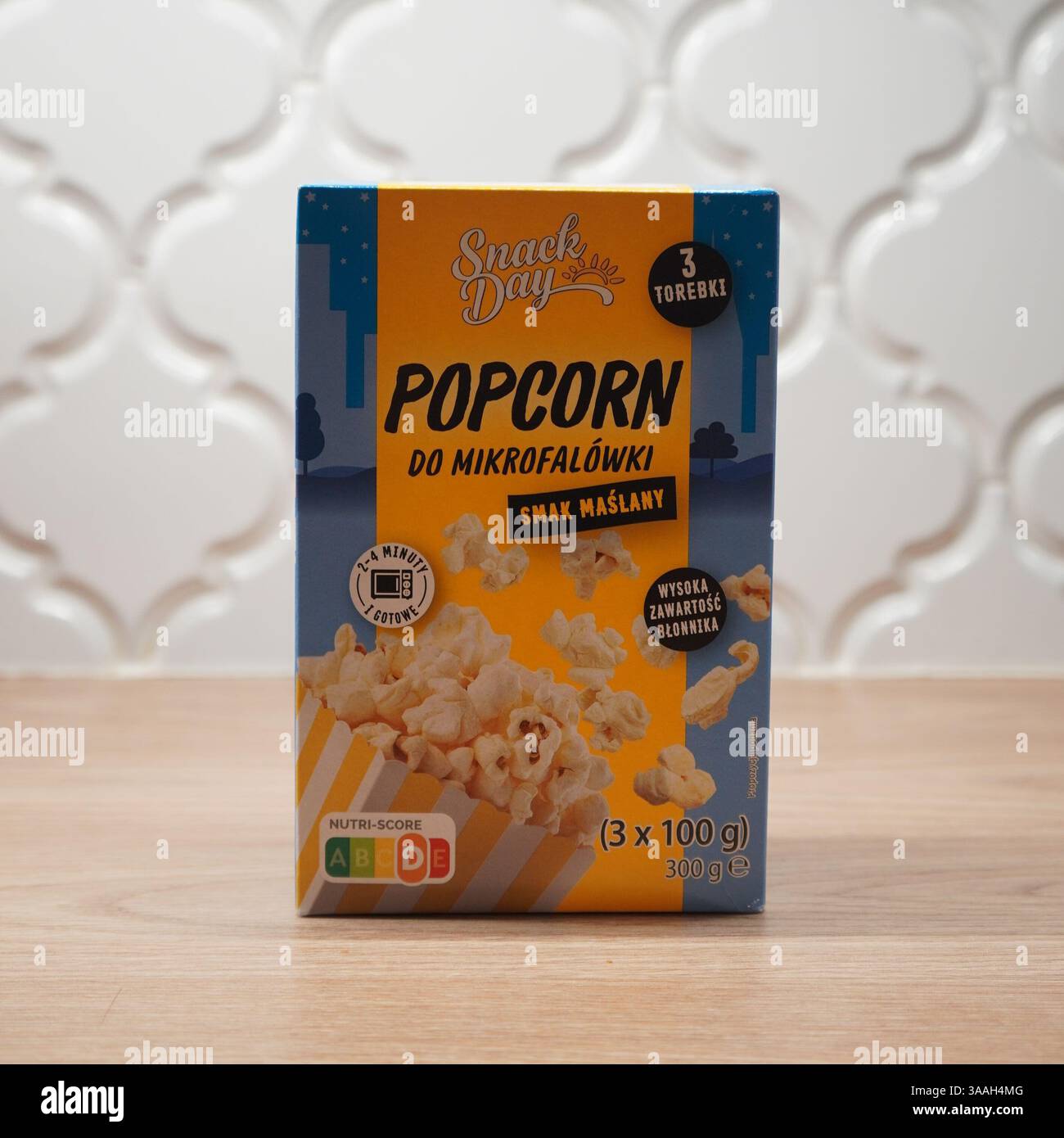 Snack Day Popcorn für Mikrowelle in einer Box Stockfoto