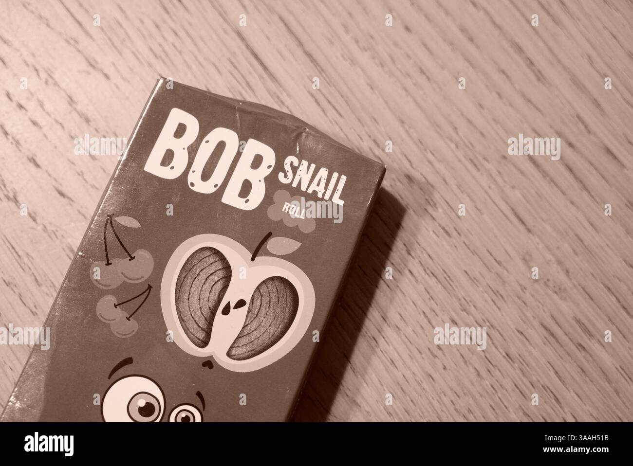 Bob Snail Fruit Snack Box auf Holzoberfläche (monochrom) Stockfoto