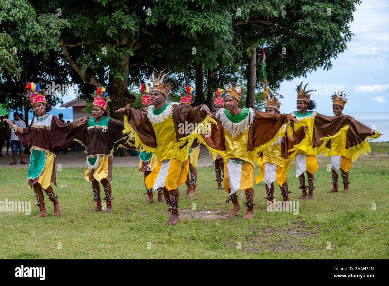 Willkommenstanz in Kwatisore, West Papua, Indonesien Stockfoto