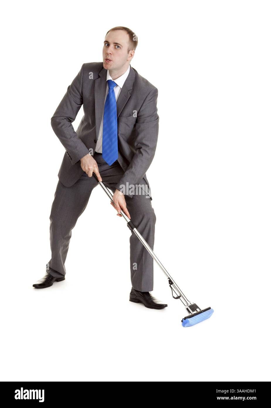 Geschäftsmann in einem grauen Anzug mit einem blauen Mopp Stockfoto