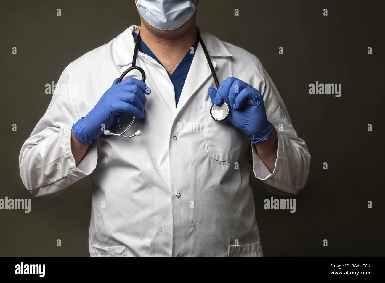 Arzt mit Arztmantel und Stethoskop im Krankenhaus Stockfoto