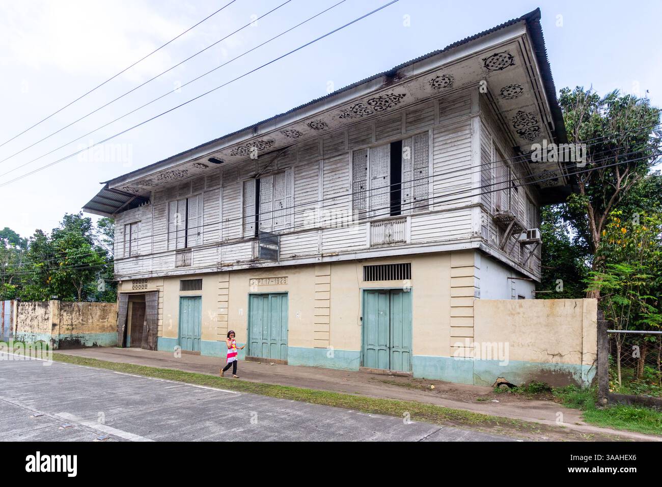 Altes Volkshaus in einer ruhigen kleinen Stadt in Camiguin, Philippinen, mit traditionellem Design und einheimischem Handwerk, das die lokale Kultur widerspiegelt Stockfoto Altes Volkshaus in einer ruhigen kleinen Stadt in Camiguin, Philippinen, mit traditionellem Design und einheimischem Handwerk, das die lokale Kultur widerspiegelt Stockfoto