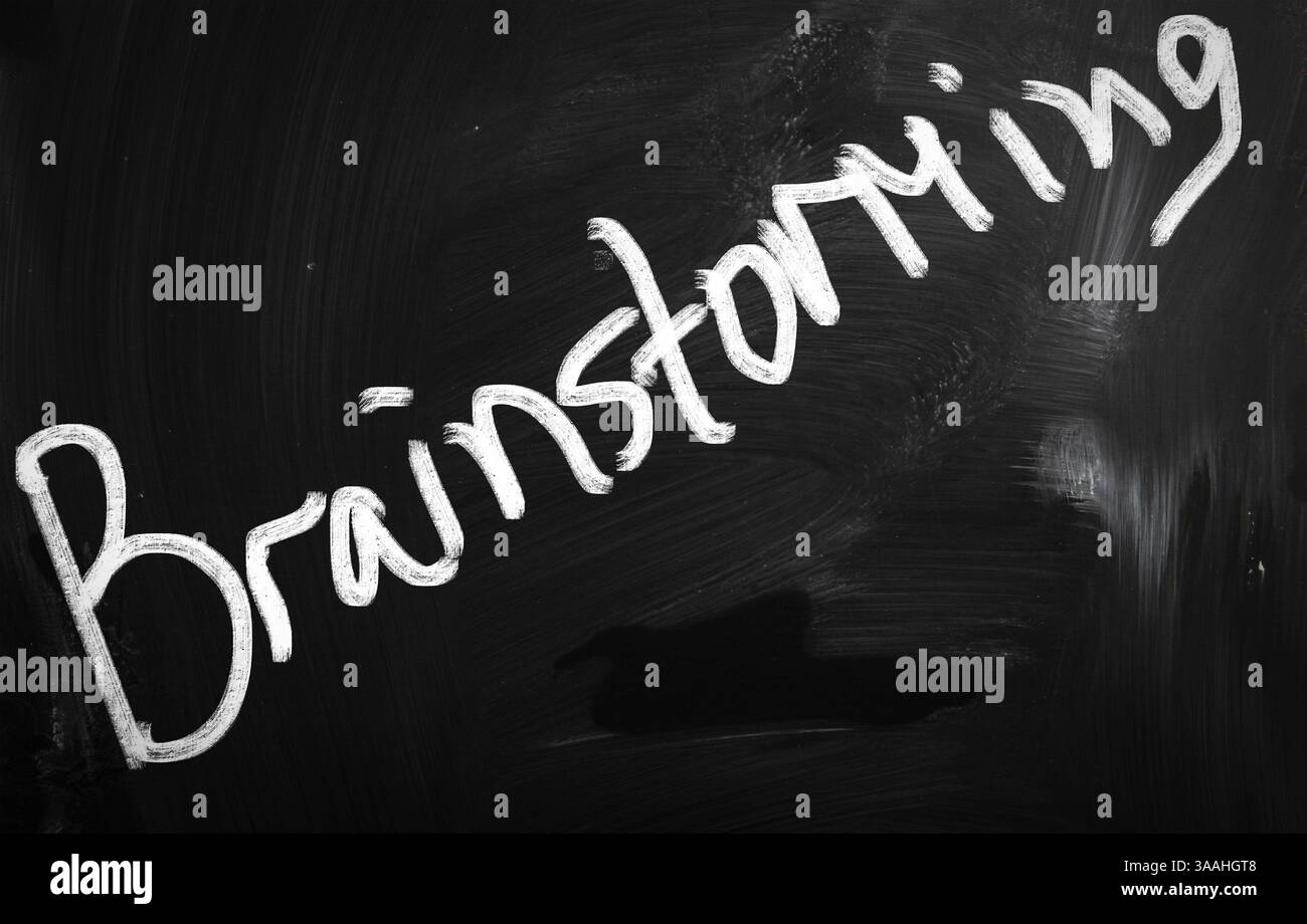 Brainstorming handgeschrieben mit weißer Kreide auf einer Tafel Stockfoto