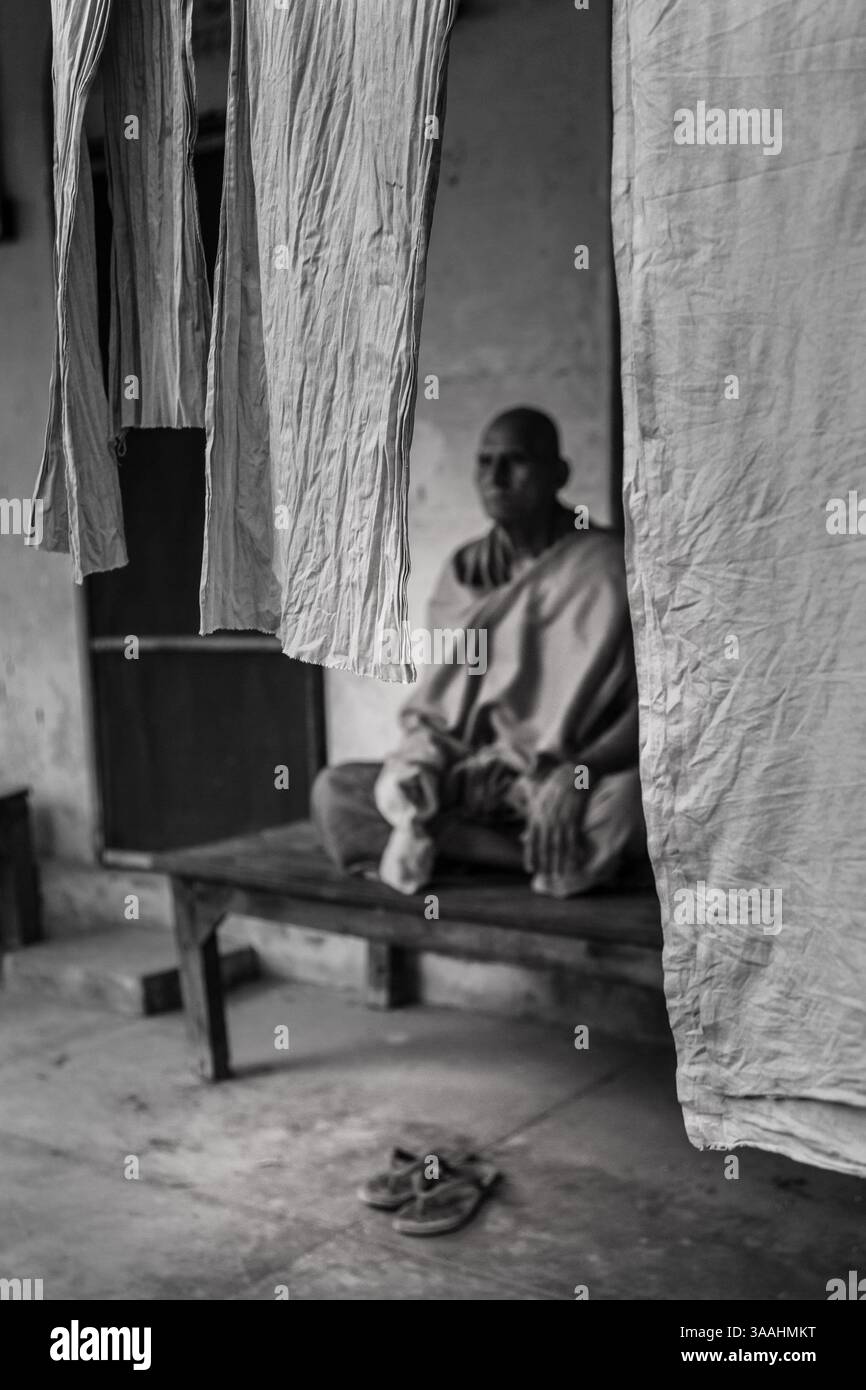 19. März 2014: Varanasi, Uttar Pradesh, Indien: Weiser Mann, der im Ashram auf seine Rettung wartet. Ashram ist eine hinduistische Eremitage. Wenn Sie nach dem Tor zur Erlösung suchen, ist es im nördlichen Bundesstaat Uttar Pradesh, in der heiligen Stadt Varanasi. Nach dem hinduistischen Glauben soll „den Zyklus von Tod und Wiedergeburt durchbrechen. Wenn man in Varanasi stirbt, wird er nie wiedergeboren und erreicht so die Erlösung. Traditionell ist ein Ashram eine spirituelle Eremitage oder ein Kloster im Hinduismus. Der Weise Mann auf dem Foto schaut in den Himmel, der sich über das Leben lustig macht. (Bild: © Serap Sabah/ZUMA Stockfoto