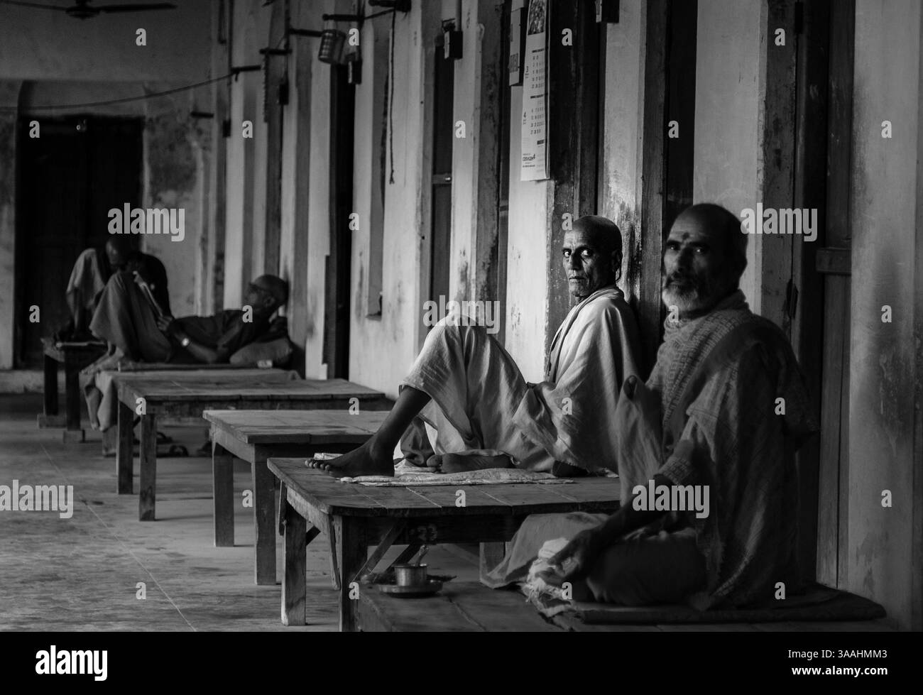 19. März 2014: Varanasi, Uttar Pradesh, Indien: Weiße Männer, die im Ashram auf Erlösung warten. Ashram ist eine hinduistische Eremitage. Wenn Sie nach dem Tor zur Erlösung suchen, ist es im nördlichen Bundesstaat Uttar Pradesh, in der heiligen Stadt Varanasi. Nach dem hinduistischen Glauben soll „den Zyklus von Tod und Wiedergeburt durchbrechen. Wenn man in Varanasi stirbt, wird er nie wiedergeboren und erreicht so die Erlösung. Traditionell ist ein Ashram eine spirituelle Eremitage oder ein Kloster im Hinduismus. Der Weise Mann auf dem Foto schaut in den Himmel, der sich über das Leben lustig macht. (Bild: © Serap Sabah/ZUMA Press Stockfoto