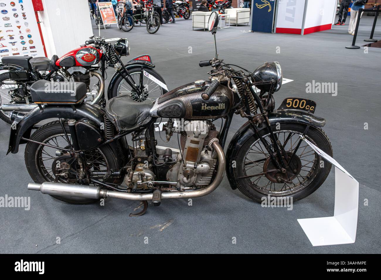 Modena, Italien: 2025 03 30 Motor fest Expo Motorrad Ein klassisches Benelli 500 ccm Motorrad wird auf einer Oldtimerausstellung im Innenbereich präsentiert. Hochwertige Fotos Stockfoto