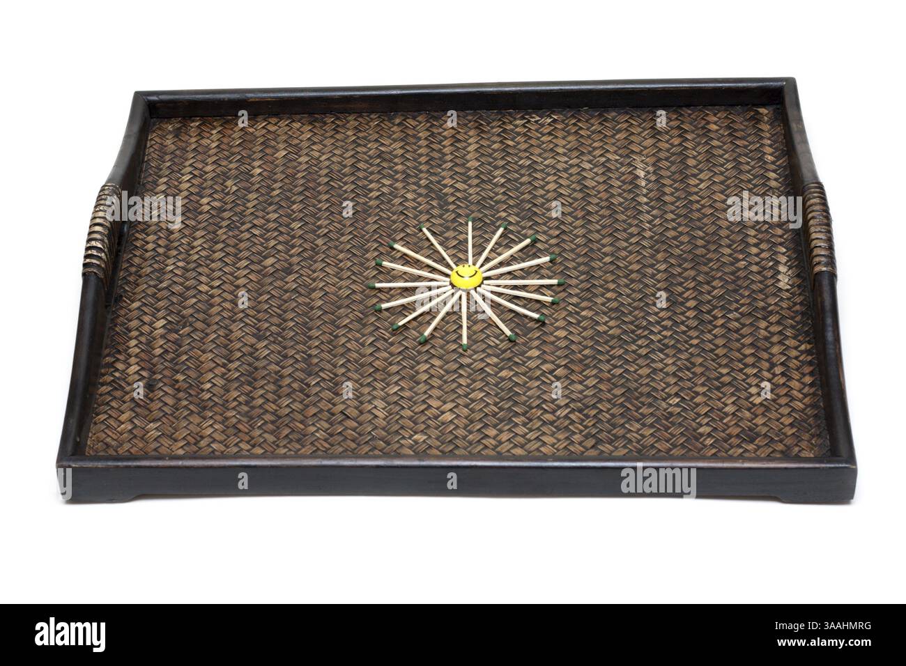 Gelbe Lächeln mit Match auf Bambus-Tablett, auf weißem Hintergrund Stockfoto