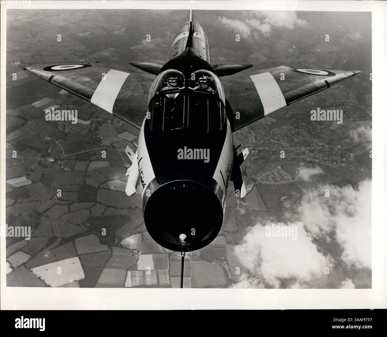 26. Februar 2012 - Supersonic Bug Ã¢â‚¬â€œ Head-on-Air-Shot des English Electric P.11 Lightning Zweisitzer-Trainers über Hampshire, England, gibt ihm das Aussehen eines Bugs. Die Trainerversion des schnellsten Allwetterjets von BritainÃ¢â‚¬â„¢soll mit etwa doppelter Schallgeschwindigkeit geflogen sein. Es wird mit Vorkehrungen für ein vollständiges Waffensystem geliefert, damit es auch als einsatzbereites Luftfahrzeug eingesetzt werden kann. Als Teil des Waffensystems sind auf beiden Seiten des Rumpfes zwei Feuerstreifenlenkraketen zu sehen. (Bild: © Keystone Pictures USA Stockfoto