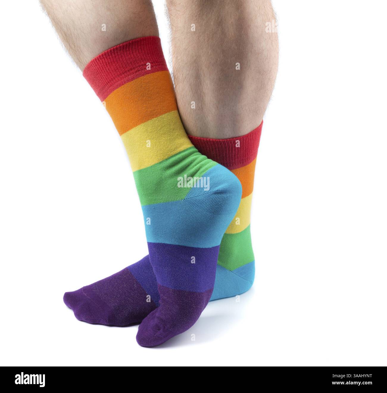 Herren, die behaarte Beine in gestreiften gefärbt Socken Spaß. Isoliert auf weiß Stockfoto