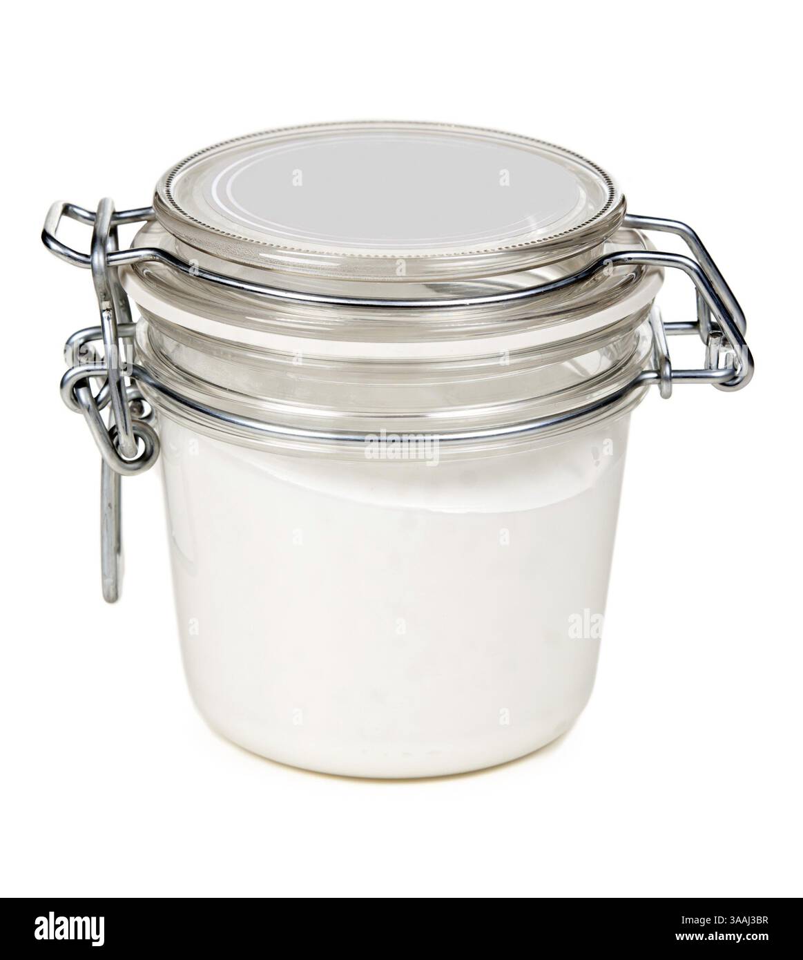 Ein Glas Creme mit einem Stahlschloss auf weißem Hintergrund Stockfoto