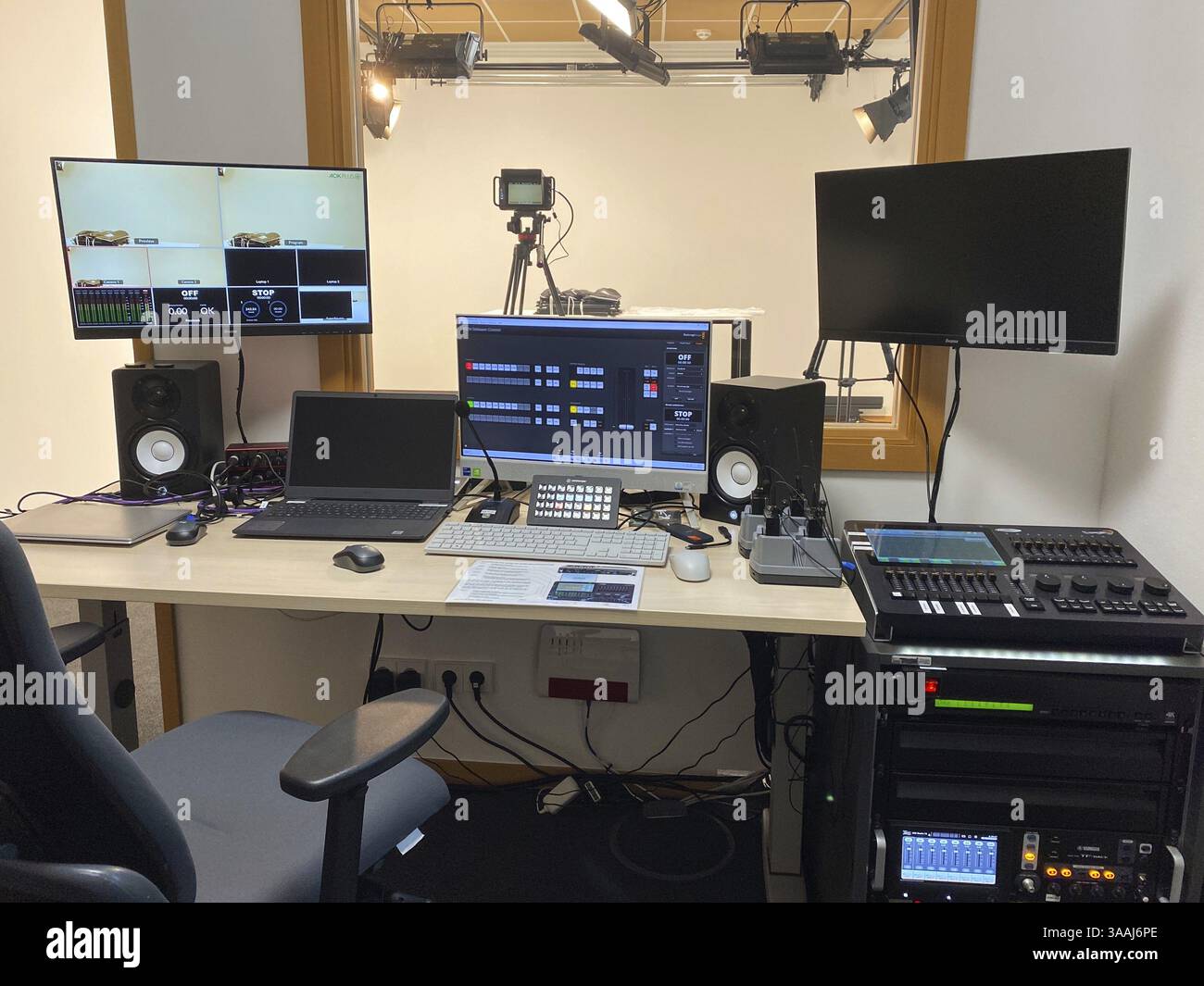 Modernes Aufnahmestudio mit mehreren Monitoren und technischer Ausstattung Stockfoto
