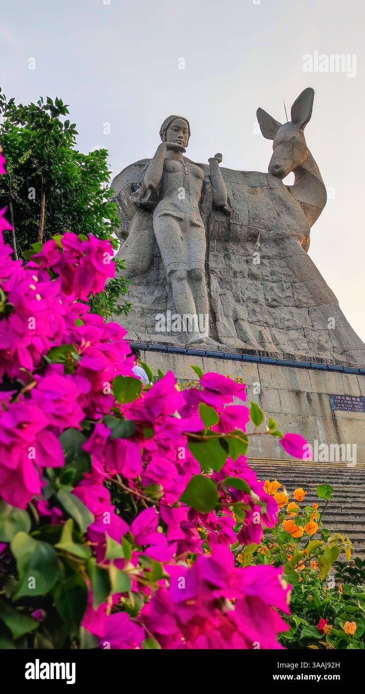 Malerischer Blick auf die Luhuitou-Hirschstatue, das Wahrzeichen der Stadt Sanya, auf der Spitze des Luhuitou Hill Park. Hainan Island, China Stockfoto