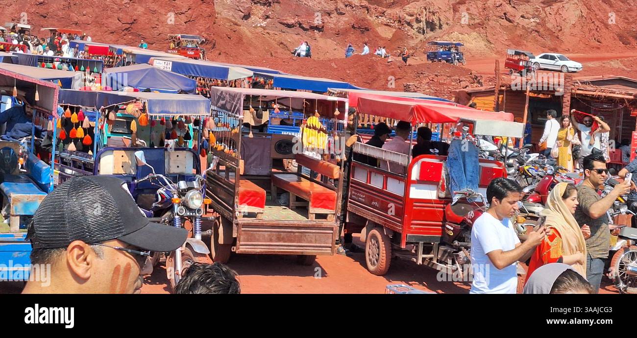 Ein pulsierender Panoramablick fängt den einzigartigen roten Sand und die geologischen Formationen des Roten Strandes auf der Insel Hormuz im Persischen Golf, Iran, ein. Dieser Pop Stockfoto