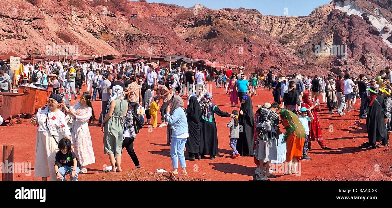 Ein pulsierender Panoramablick fängt den einzigartigen roten Sand und die geologischen Formationen des Roten Strandes auf der Insel Hormuz im Persischen Golf, Iran, ein. Dieser Pop Stockfoto