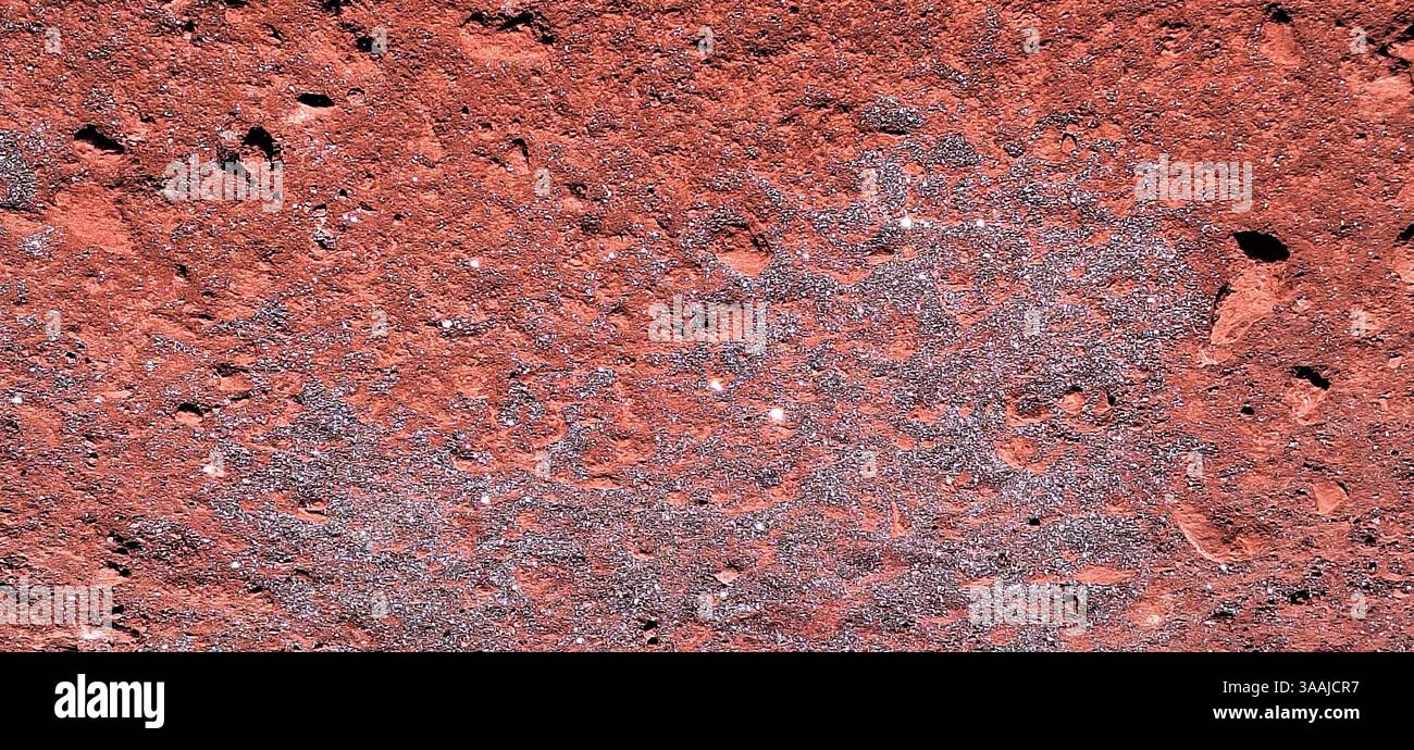 Ein pulsierender Panoramablick fängt den einzigartigen roten Sand und die geologischen Formationen des Roten Strandes auf der Insel Hormuz im Persischen Golf, Iran, ein. Dieser Pop Stockfoto