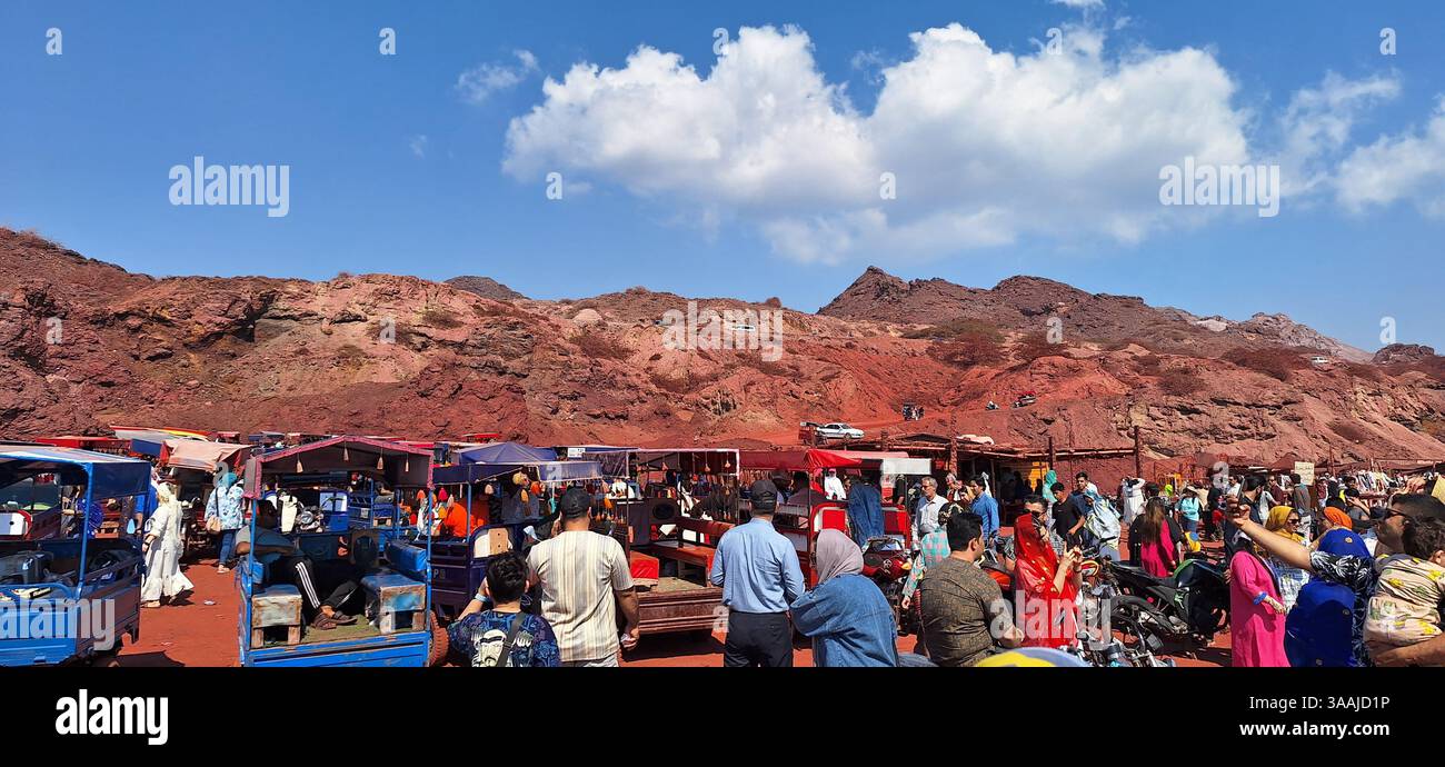Ein pulsierender Panoramablick fängt den einzigartigen roten Sand und die geologischen Formationen des Roten Strandes auf der Insel Hormuz im Persischen Golf, Iran, ein. Dieser Pop Stockfoto