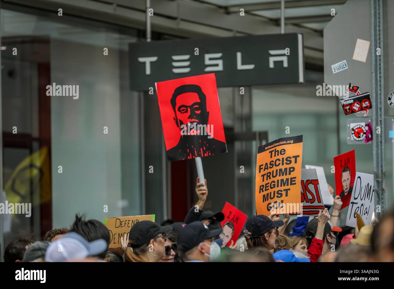 ? Die Aktivistengruppe ACT UP NYC feiert ihren 38. Jahrestag mit dem Titel „Death by a 1000 ? Musk Cutts?“, ihre erste gesundheitsorientierte direkte Aktion der zweiten Trump-Regierung am NYC AIDS Memorial? Und marschieren zu einem Lower Manhattan Tesla Showroom? Koalitionsgruppen einschließlich Aufstieg und Widerstand? Und der Wohnungsbau funktioniert? Partner in dieser Aktion, um sich gegen den Angriff der Regierung auf öffentliche Gesundheitsprogramme,?die Zerschlagung von US-Gesundheitsbehörden und?die Zerschlagung?von bundesstaatlichen Gesundheitsprogrammen?wie Medicaid? Zu äußern? Und dem Affordable Care Act. (Foto: Michael Nigro/Pacific Pres Stockfoto