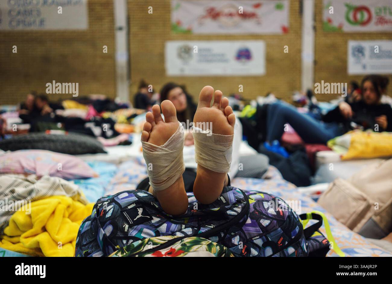 Details von bandagierten verletzten Füssen aus einem langen Spaziergang. Stockfoto