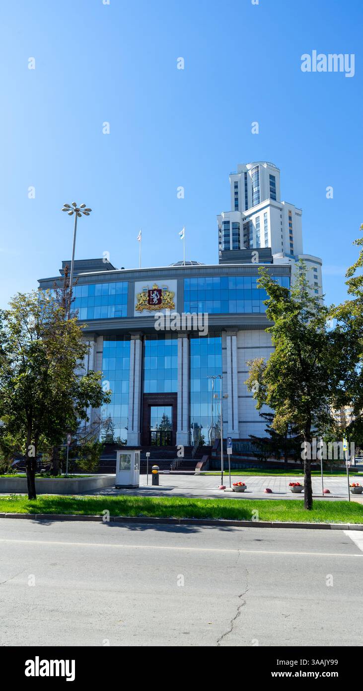 Gesetzgebende Versammlung des Oblast Swerdlowsk, Jekaterinburg, Russland. regionalparlament der Oblast Swerdlowsk, Bundessubjekt Russlands. Vertikales Bild. Stockfoto