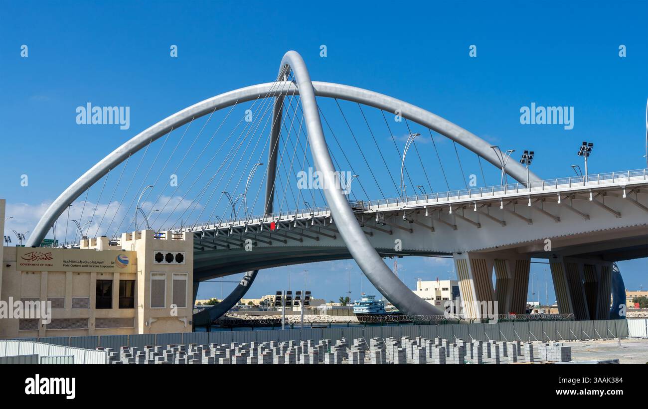 Infinity Bridge oder Al Shindagha Bridge über Dubai Creek, Vereinigte Arabische Emirate. Brücke in Form eines mathematischen Symbols der Unendlichkeit. Stockfoto