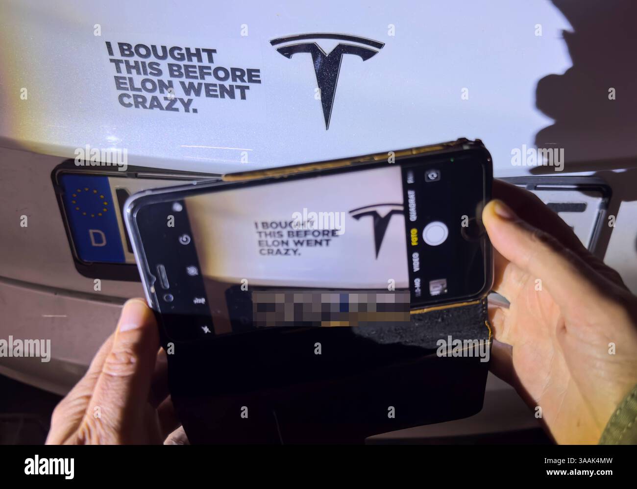 Tesla-Aufkleber Ich kaufte ihn, bevor Elon auf einem Tesla-Auto gegen die Aktivitäten von Elon Musk in Marktoberdorf, Deutschland, am 31. März 2025 verrückt wurde. Aufgrund seines politischen Engagements in den USA und der Donald Trump-Regierung protestieren die Besitzer von Tesla-Fahrzeugen auf verschiedene Weise gegen Elon Musk und die Marke Tesla. Stockfoto