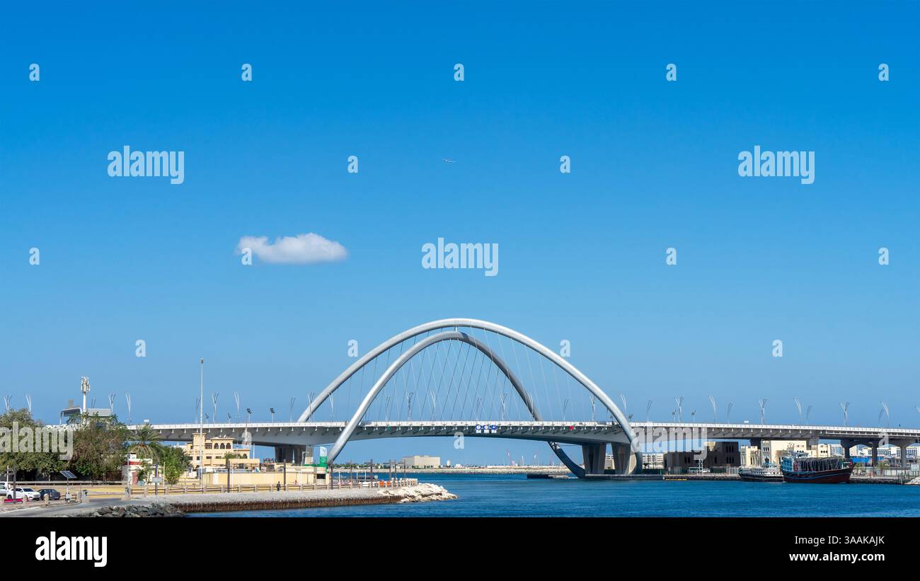 Infinity Bridge oder Al Shindagha Bridge über Dubai Creek, Vereinigte Arabische Emirate. Brücke in Form eines mathematischen Symbols der Unendlichkeit. Stockfoto