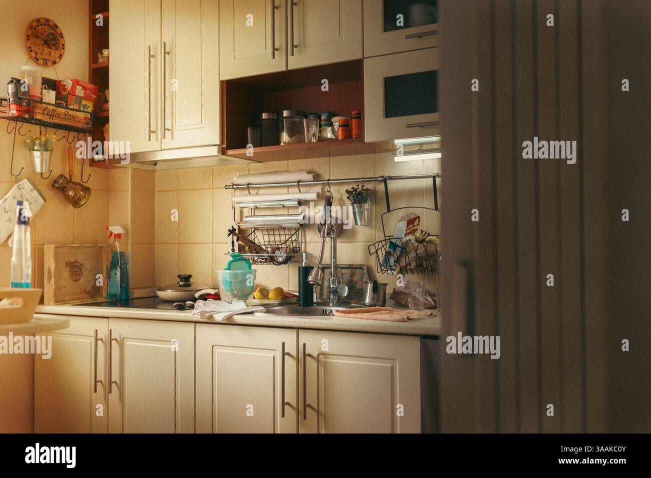 Teil der Küche im Haus, helle angenehme Atmosphäre. Stockfoto