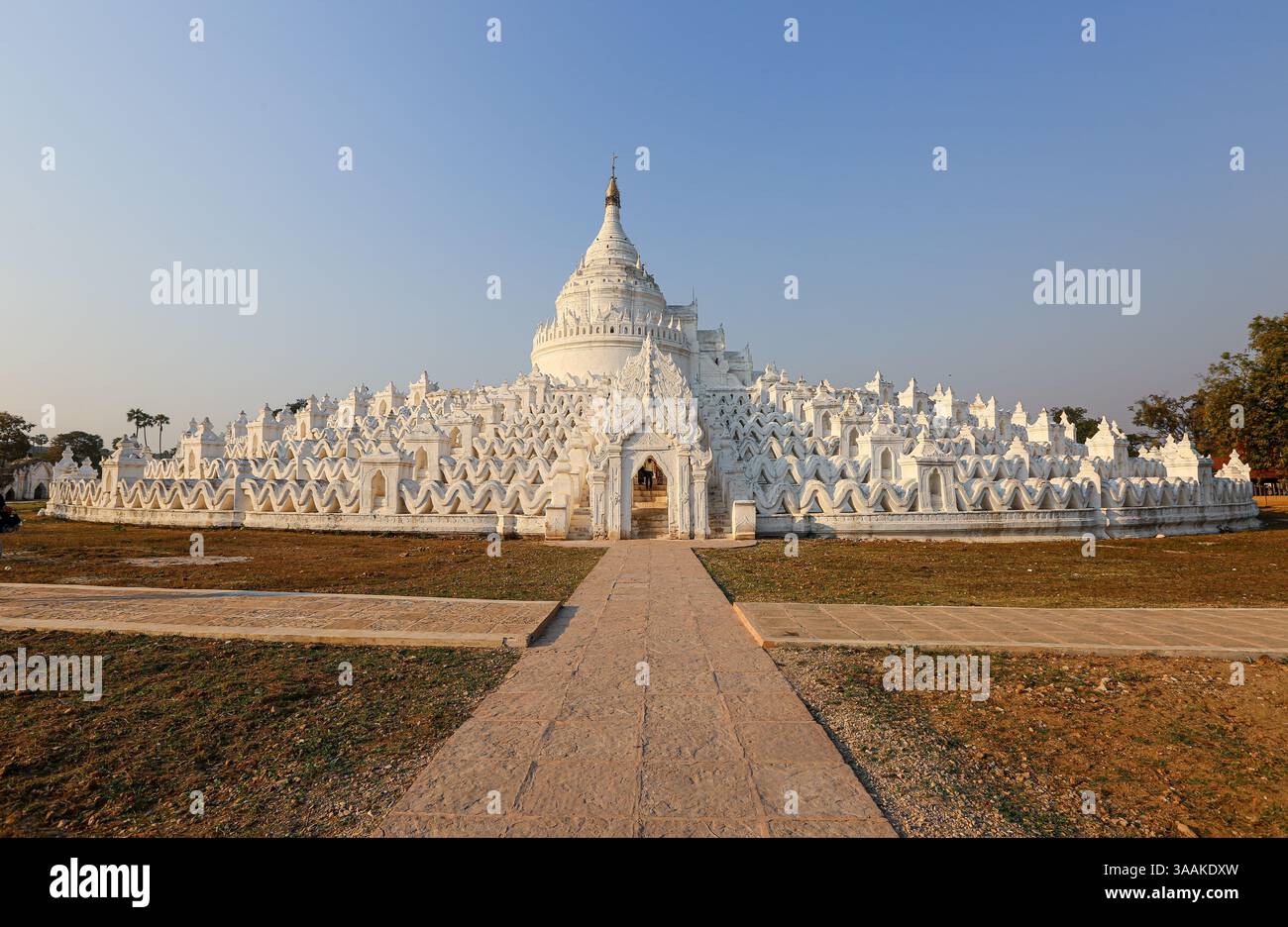 Mingun, Myanmar: Hsinbyume Myatheindan Weiße Pagode inspiriert vom buddhistischen heiligen Berg Mount Meru, Region Sagaing (bei 2025 Erdbeben zusammengebrochen) Stockfoto