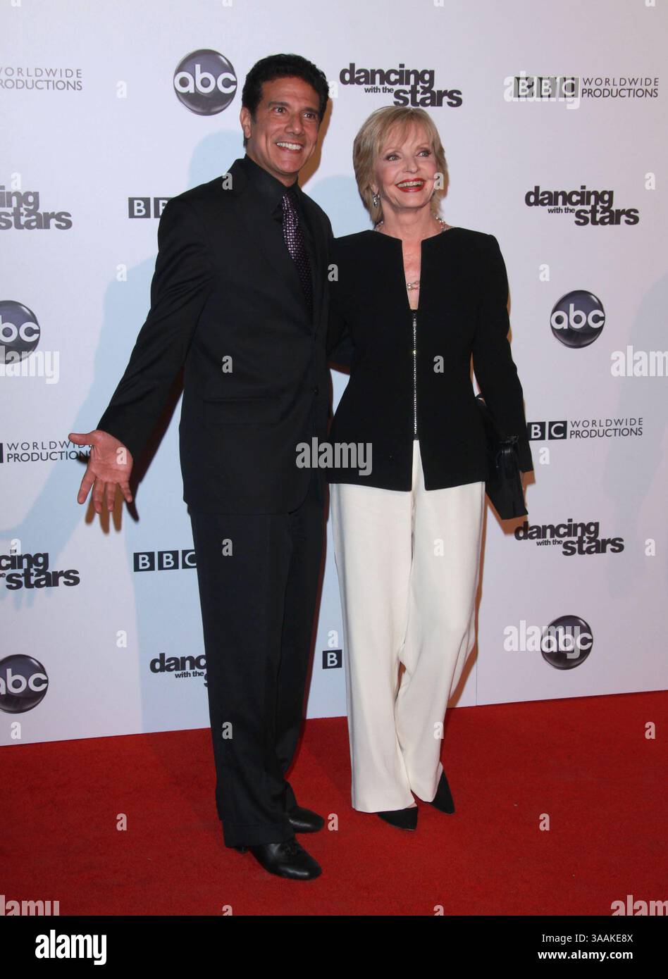 HOLLYWOOD – 01. NOVEMBER: Corky Ballas Florence Henderson nimmt am 1. November 2010 an der 200. Episode Dancing with the Stars auf dem Boulevard 3 Teil. . Leute: Corky Ballas, Florence Henderson. (Kreditbild: © SMG via ZUMA Wire) Stockfoto