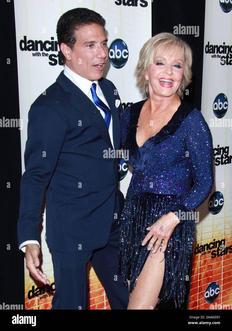 HOLLYWOOD – 01. NOVEMBER: Corky Ballas Florence Henderson nimmt am 1. November 2010 an der 200. Episode Dancing with the Stars auf dem Boulevard 3 Teil. . Leute: Corky Ballas, Florence Henderson. (Kreditbild: © SMG via ZUMA Wire) Stockfoto