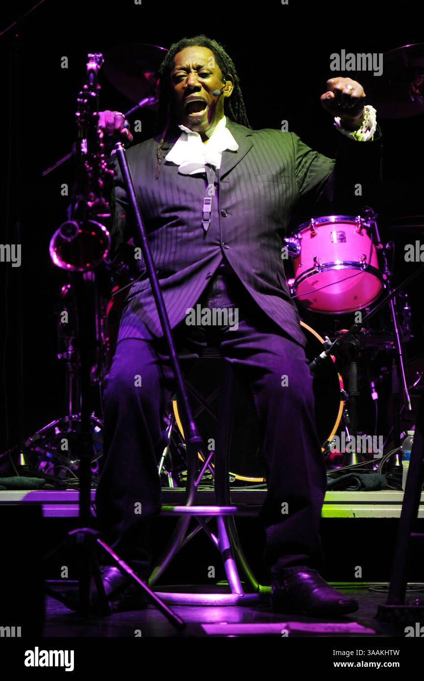 MIAMI BEACH, Florida – 18. JUNI: Der Saxophonist Clarence Clemons, ein prägender musikalischer Einfluss hinter dem Sound von Bruce Springsteen und der E Street Band, starb am Samstag an Komplikationen an einem Schlaganfall. Er war 69. Am 18. Juni 2011 in Miami Beach, Florida..Leute: Clarence Clemons (Kreditbild: © SMG via ZUMA Wire) Stockfoto