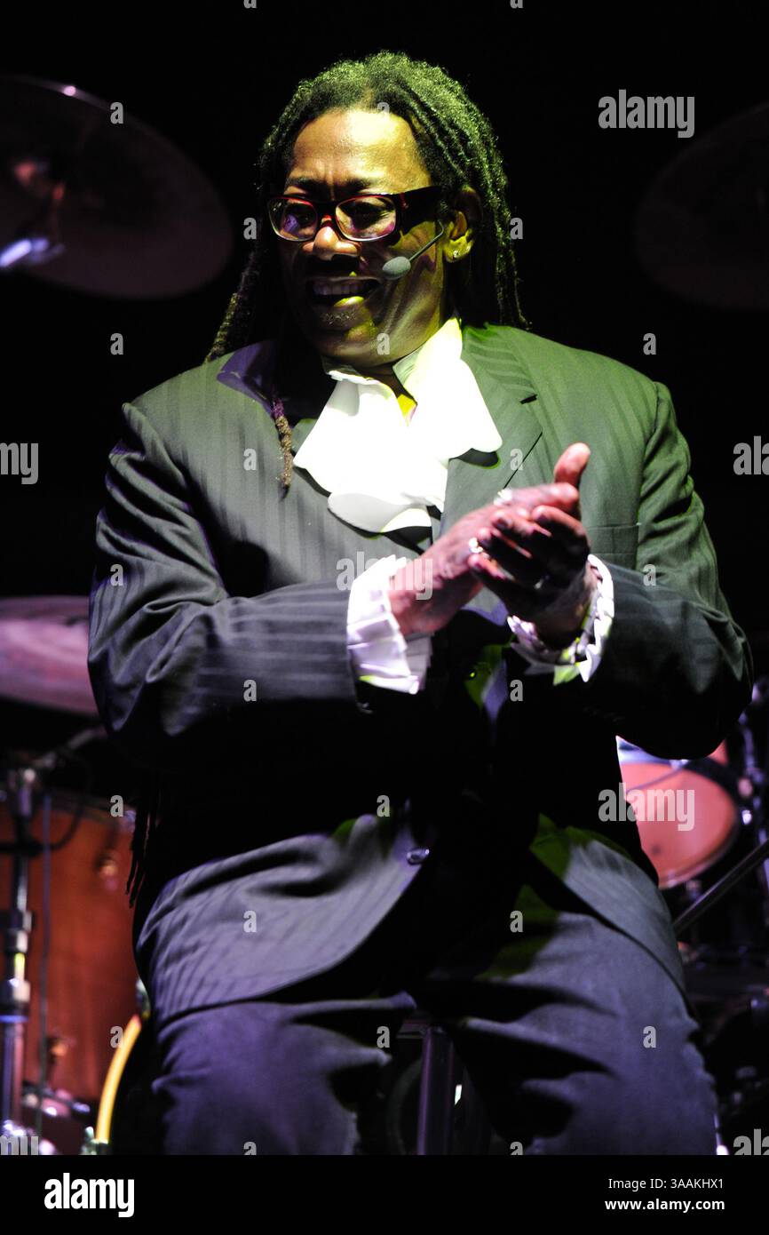 MIAMI BEACH, Florida – 18. JUNI: Der Saxophonist Clarence Clemons, ein prägender musikalischer Einfluss hinter dem Sound von Bruce Springsteen und der E Street Band, starb am Samstag an Komplikationen an einem Schlaganfall. Er war 69. Am 18. Juni 2011 in Miami Beach, Florida..Leute: Clarence Clemons (Kreditbild: © SMG via ZUMA Wire) Stockfoto