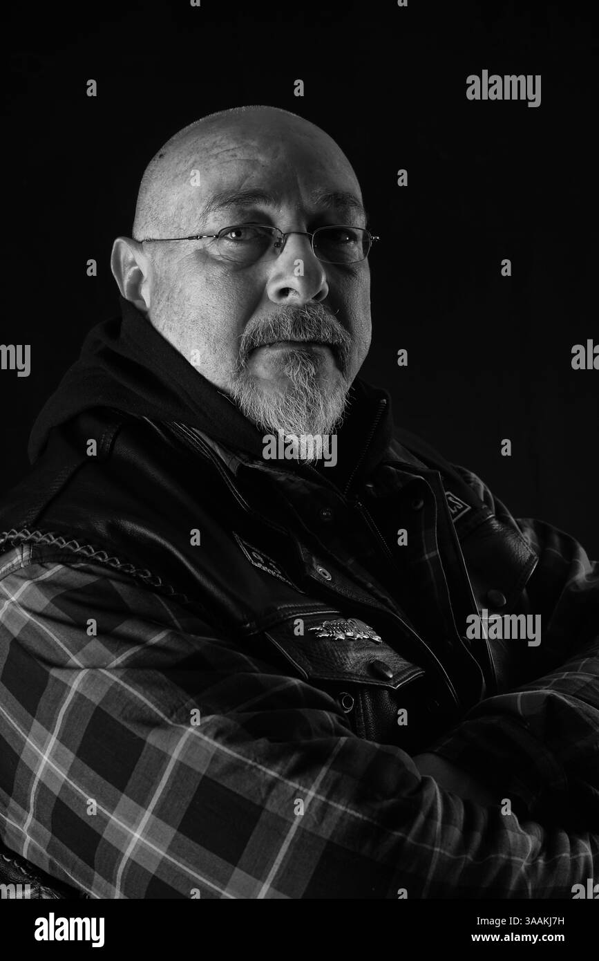 11. Dezember 2017 - Paris, Frankreich - JEAN MARIE von Silver Skulls MC. Arbeitsauftrag als LKW-Fahrer. Die MC-Biker stehen in vielerlei Hinsicht im Gegensatz zu den traditionellen Bikern. Einige Ride Choppers, modifizierte und personalisierte Motorräder und entzogen einige ihrer Originalzubehör. Im Allgemeinen ist dies eine Möglichkeit, die Ablehnung vieler konventioneller Vorstellungen von der politischen und wirtschaftlichen Gesellschaft, in der sie leben, zu zeigen. MC-Biker wollen frei sein, ohne Einschränkungen, aber sie unterliegen drastischen internen Regeln. Teil eines MC zu sein, ist ein echtes Engagement. Obwohl einige MC-Mitglieder ein marginales lifestyl zu leben scheinen Stockfoto