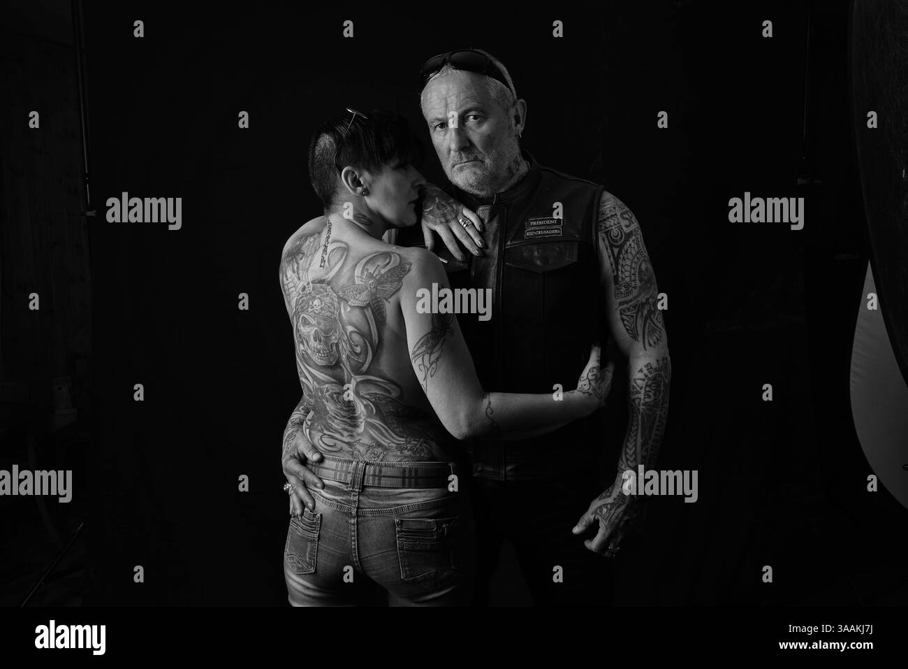 11. Dezember 2017 - Paris, Frankreich - JEAN von Red Crusaders MC. Die MC-Biker stehen in vielerlei Hinsicht im Gegensatz zu den traditionellen Bikern. Einige Ride Choppers, modifizierte und personalisierte Motorräder und entzogen einige ihrer Originalzubehör. Im Allgemeinen ist dies eine Möglichkeit, die Ablehnung vieler konventioneller Vorstellungen von der politischen und wirtschaftlichen Gesellschaft, in der sie leben, zu zeigen. MC-Biker wollen frei sein, ohne Einschränkungen, aber sie unterliegen drastischen internen Regeln. Teil eines MC zu sein, ist ein echtes Engagement. Obwohl einige MC-Mitglieder einen marginalen Lebensstil zu leben scheinen, sind sie meist ein Stockfoto