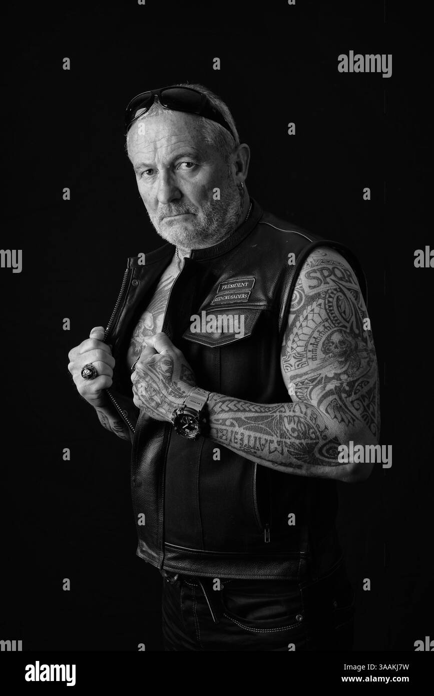 11. Dezember 2017 - Paris, Frankreich - JEAN von Red Crusaders MC. Die MC-Biker stehen in vielerlei Hinsicht im Gegensatz zu den traditionellen Bikern. Einige Ride Choppers, modifizierte und personalisierte Motorräder und entzogen einige ihrer Originalzubehör. Im Allgemeinen ist dies eine Möglichkeit, die Ablehnung vieler konventioneller Vorstellungen von der politischen und wirtschaftlichen Gesellschaft, in der sie leben, zu zeigen. MC-Biker wollen frei sein, ohne Einschränkungen, aber sie unterliegen drastischen internen Regeln. Teil eines MC zu sein, ist ein echtes Engagement. Obwohl einige MC-Mitglieder einen marginalen Lebensstil zu leben scheinen, sind sie meist ein Stockfoto